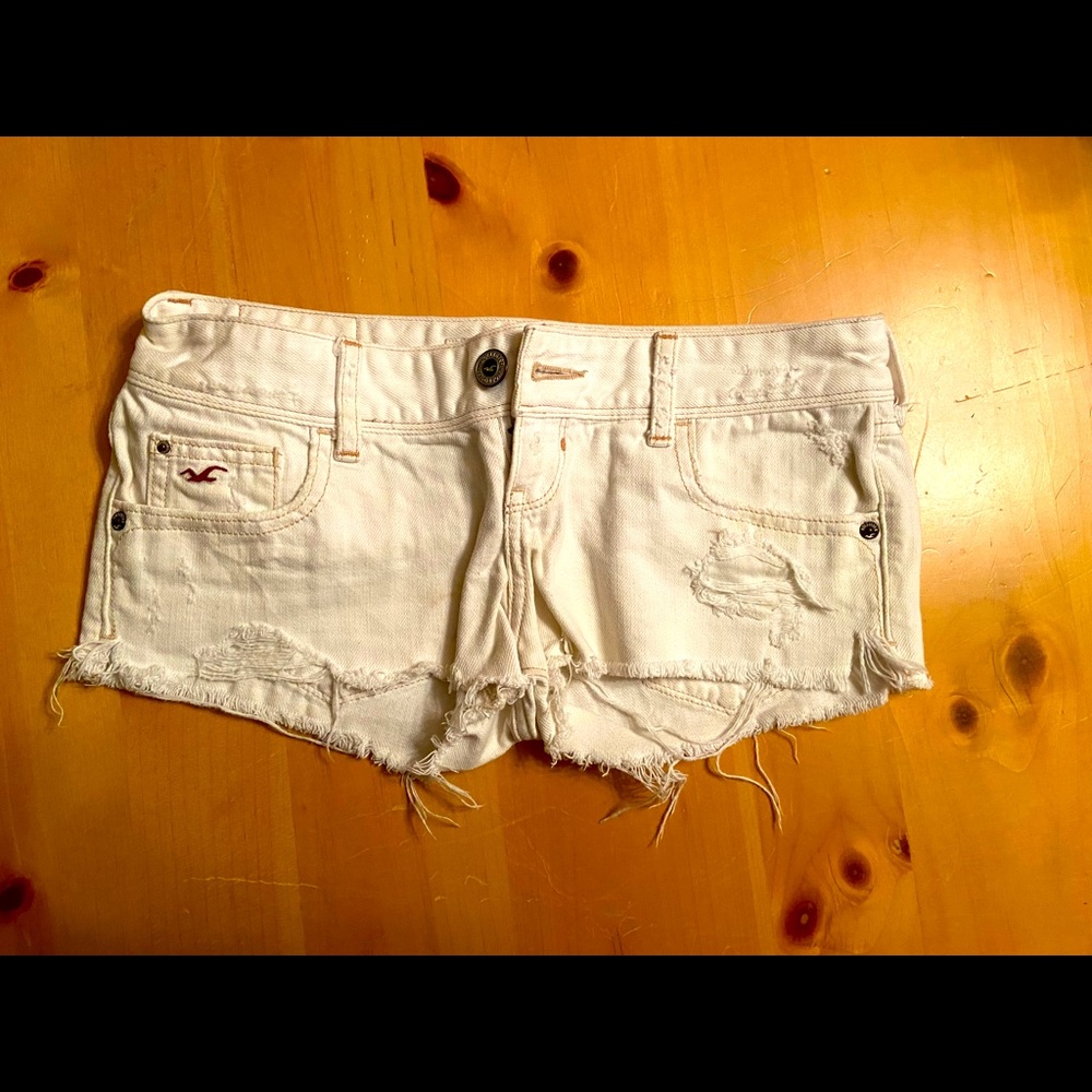 WHITE DESTROYED DENIM HOLLISTER SHORTS